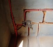 強電線(xiàn)用黃顏色PVC管外包，弱電線(xiàn)用白顏色PVC管外包